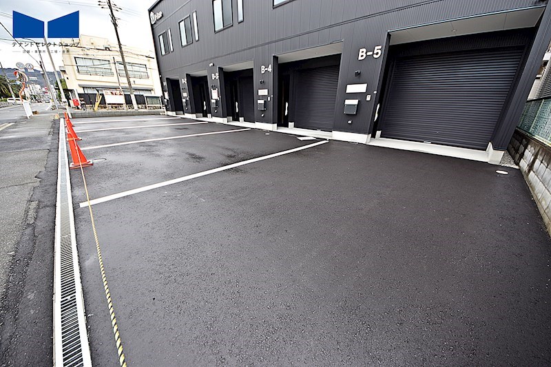 貸倉庫・事務所　八尾市 田井中４丁目　広さ延べ１６坪　駐車スペース３台分　新築ガレージハウス　B-Base その他
