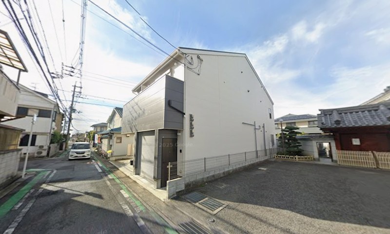 貸店舗・事務所　八尾市 老原５丁目　広さ延べ約１７坪　無料駐車場２台付　チェーロ老原SHYガレージハウス 外観