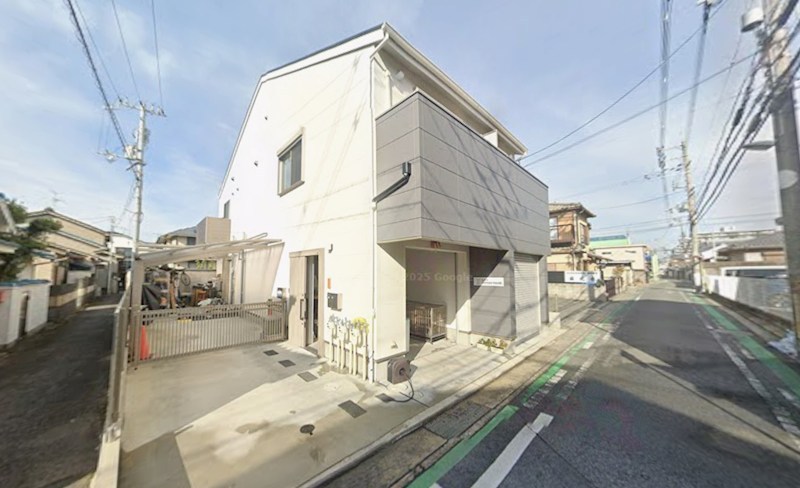 貸店舗・事務所　八尾市 老原５丁目　広さ延べ約１７坪　無料駐車場２台付　チェーロ老原SHYガレージハウス 玄関