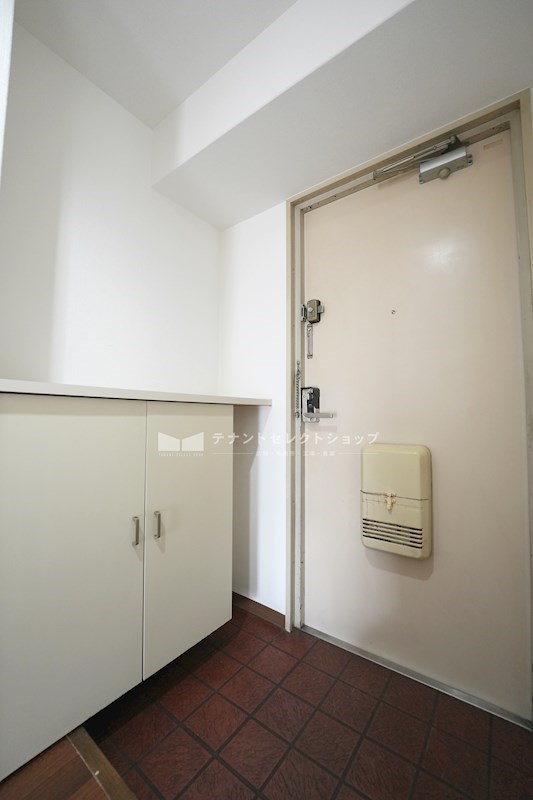 貸店舗・事務所　八尾市 荘内町１丁目　広さ約１７坪　最上階　角区画　EV付き　ボーリバージュ藤増 玄関