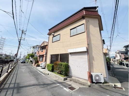 貸店舗・事務所 八尾市 天王寺屋4丁目 広さ延べ約15坪 天王寺屋車庫付き事務所 外観