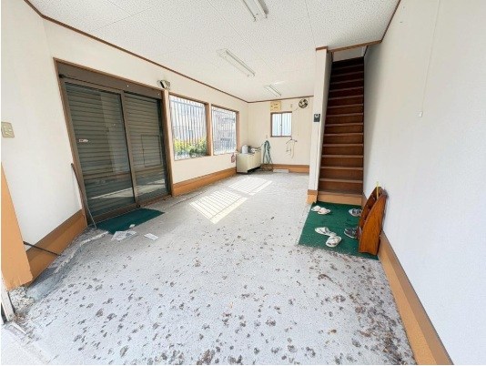 貸店舗・事務所　八尾市 天王寺屋４丁目　広さ延べ約１５坪　天王寺屋車庫付き事務所 玄関