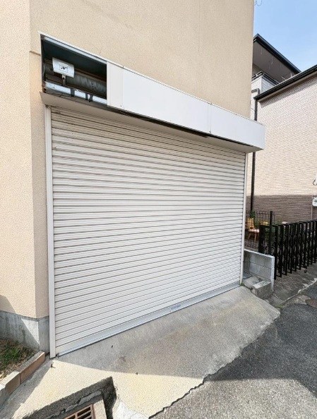 貸店舗・事務所　八尾市 天王寺屋４丁目　広さ延べ約１５坪　天王寺屋車庫付き事務所 その他
