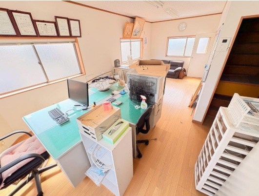 貸店舗・事務所　八尾市 天王寺屋４丁目　広さ延べ約１５坪　天王寺屋車庫付き事務所 リビング