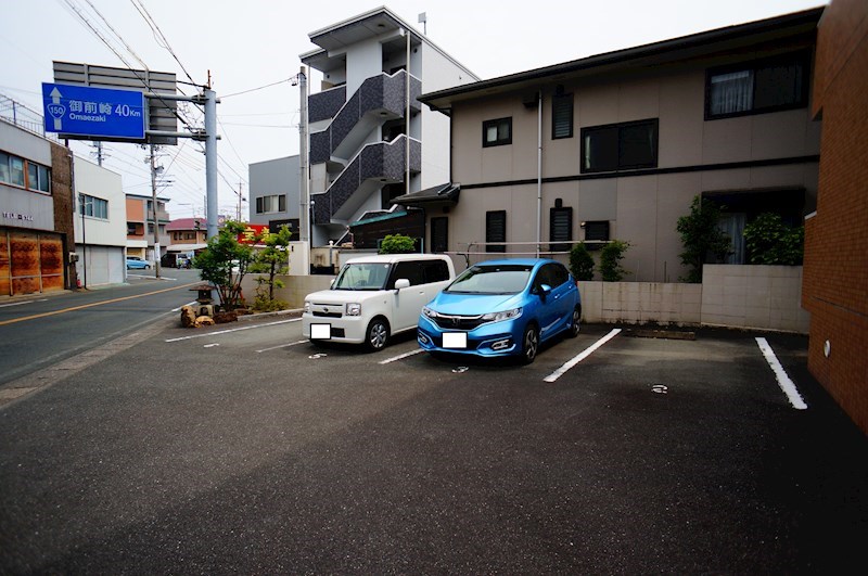 エルシックス 駐車場
