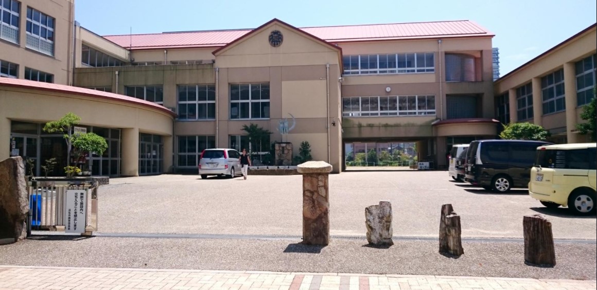 Tribute Central 小学校