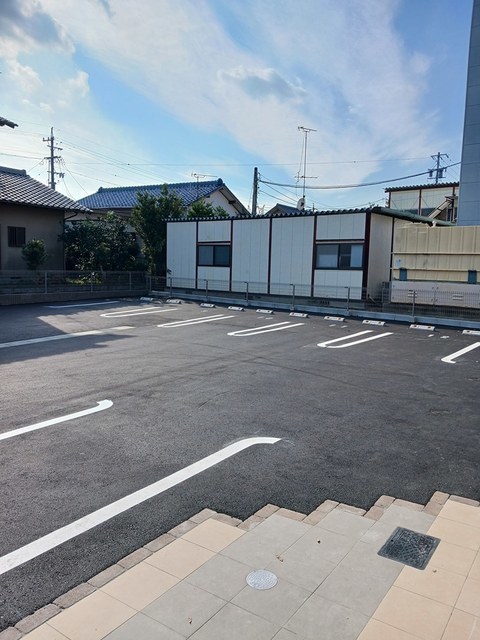 ホワイトルーム恩地 駐車場