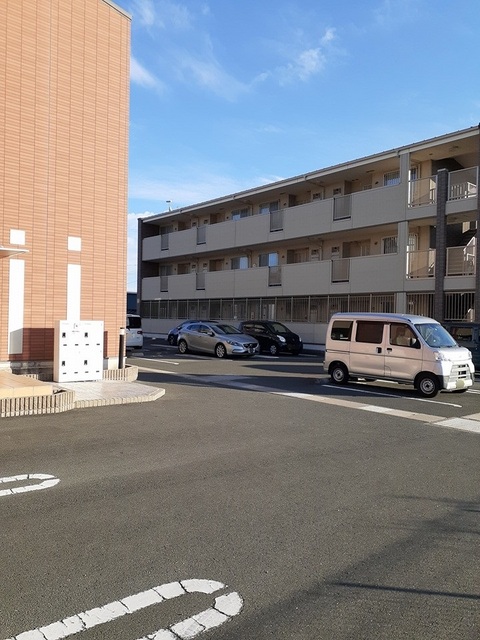 プラシードＢ 駐車場