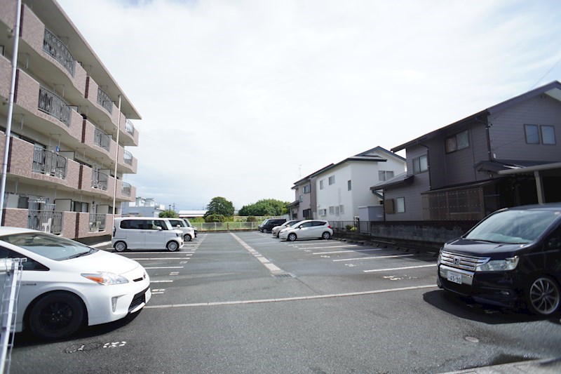 イーストライム 駐車場