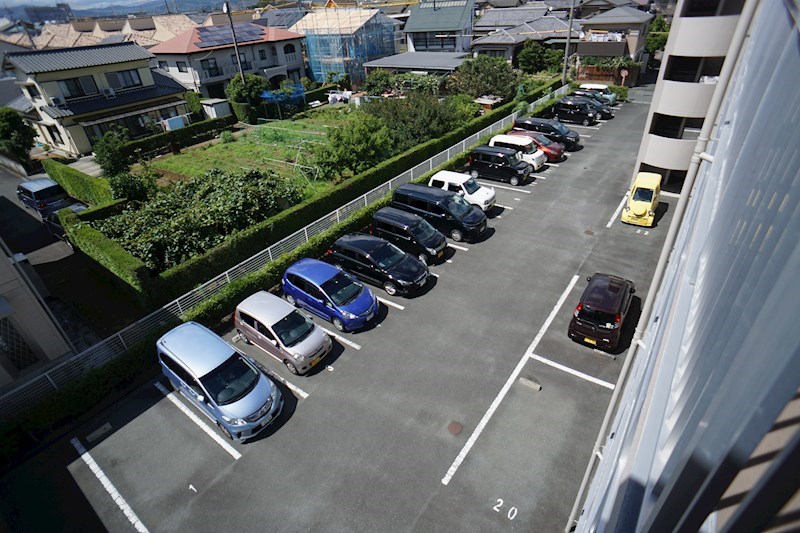 メディオ初生壱番館 駐車場