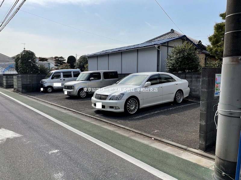 フラット・サンフラワー 駐車場