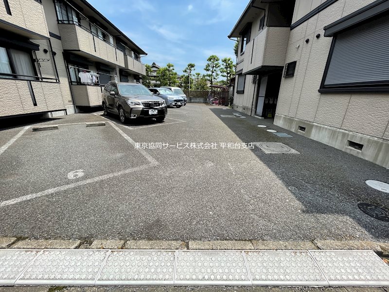 ウエストハイムA 駐車場