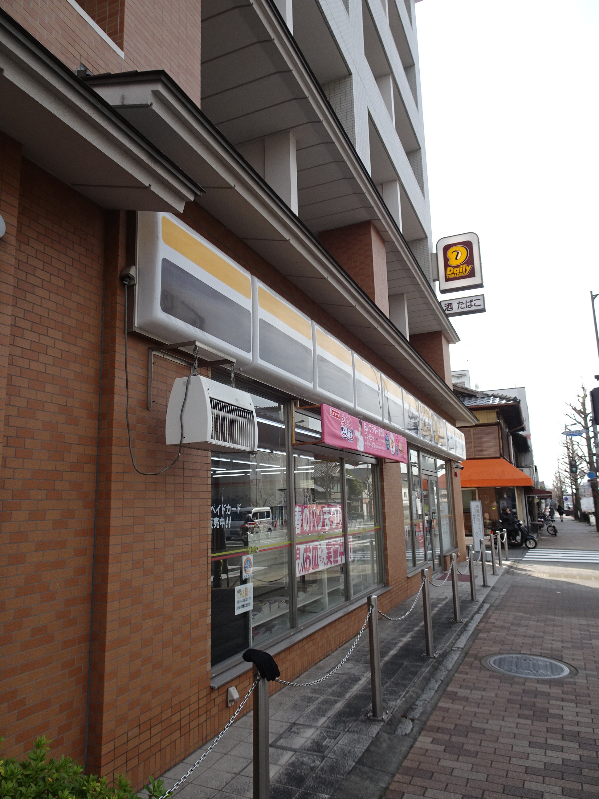 アビタシオン鴨川 コンビニ
