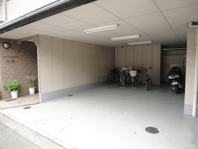サンロイヤル大宮 駐車場