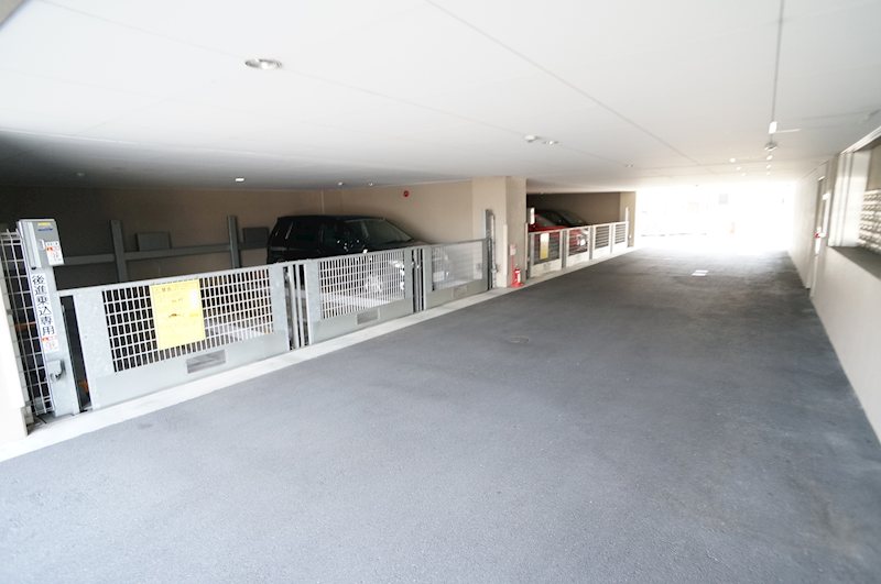 エリーフラッツ桂南 駐車場