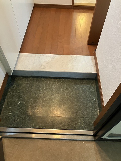 アルファイースト 玄関