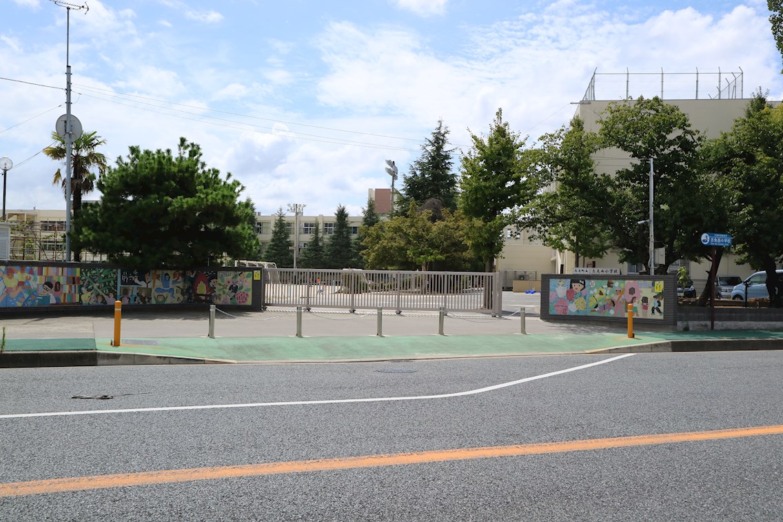 アルバ空港東 小学校