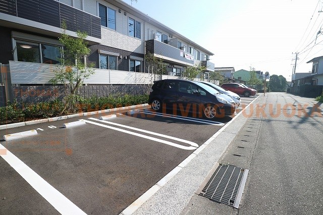 プロヌーブ萱方 駐車場