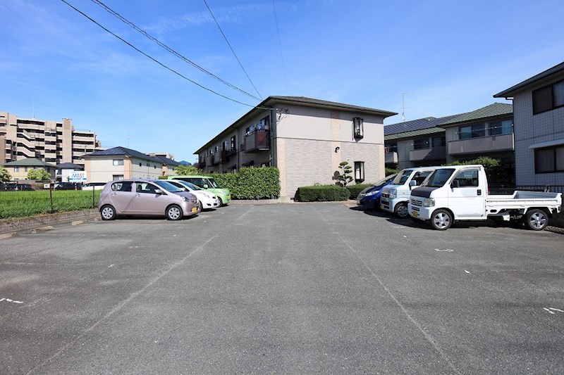 ティアラ萩尾 駐車場