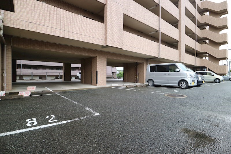 ジュネス自由ヶ丘 駐車場