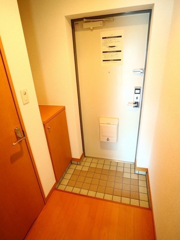 プレステージ赤間 玄関