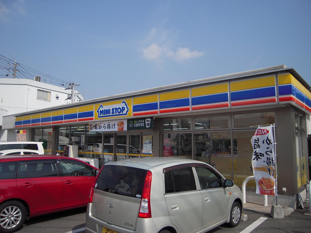ビレッジ都府楼 コンビニ