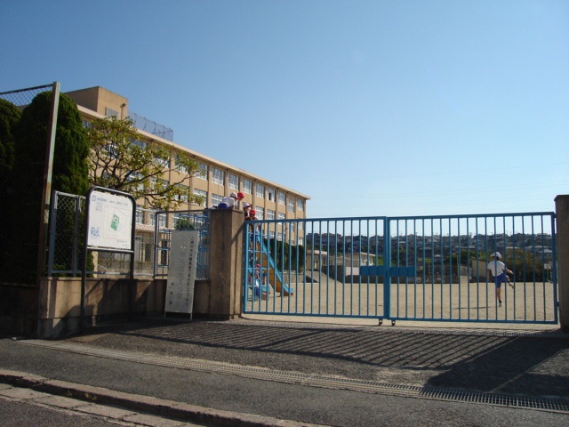 和白宮前ビル 小学校