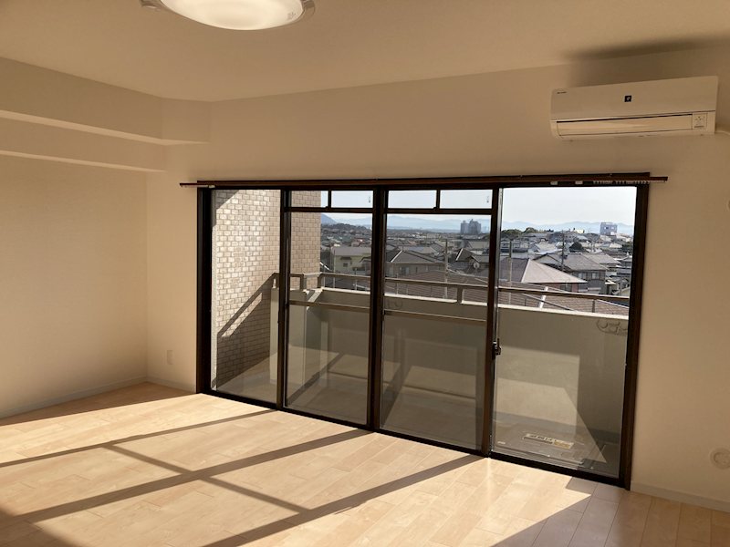 アーバン宮地岳 リビング