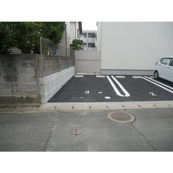 オズスクエア次郎丸 駐車場