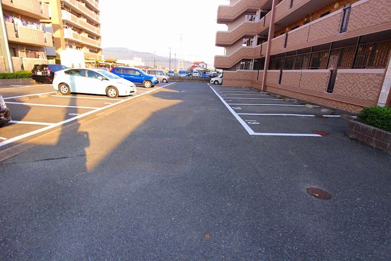 シャトレ弐番館  駐車場