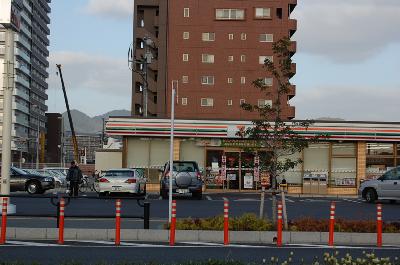 グート千早 コンビニ