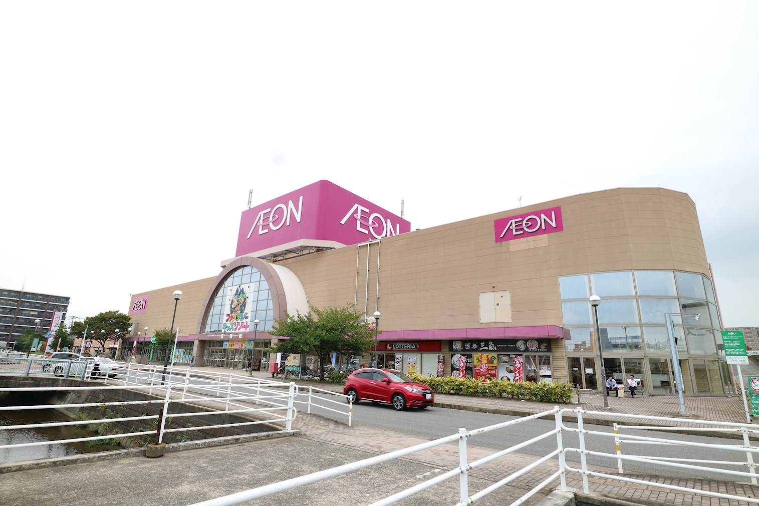 レオパレス空港南 スーパー