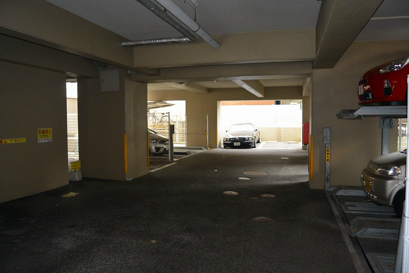 エース五番館 駐車場