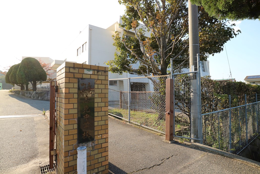 ニューガイア空港通り 中学校