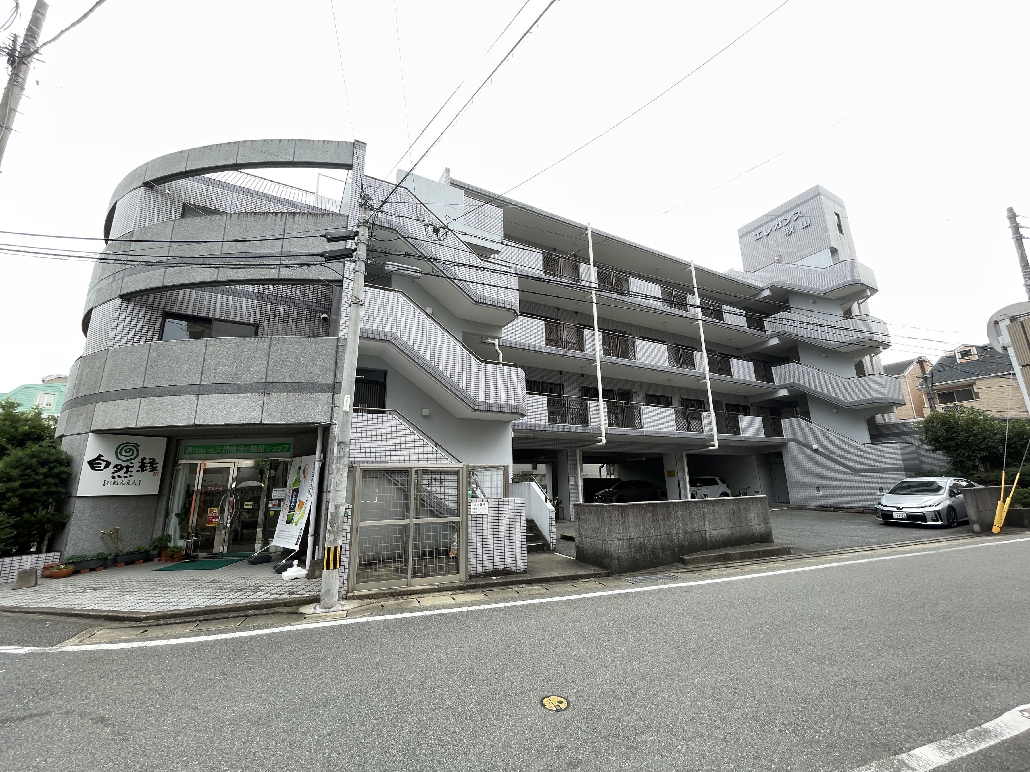 エレガンス秋山 外観