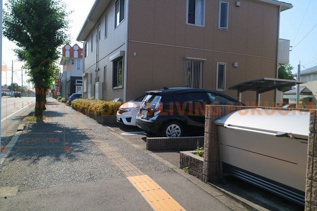 エルアインス本町 駐車場