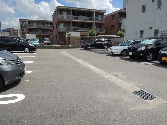アンリシールＭＩＹＡＫＡＴＳＵ  駐車場
