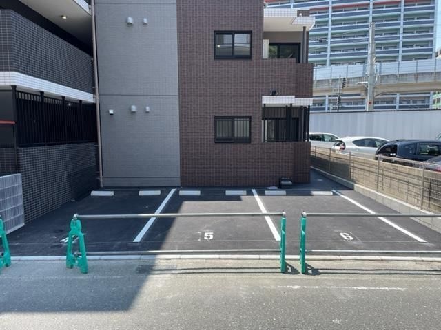 アヴァンセ千早 駐車場