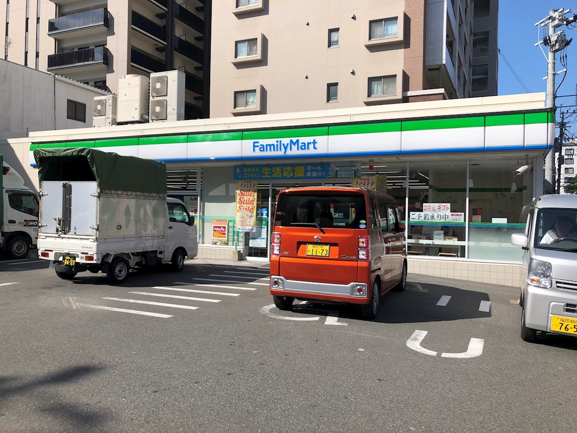 ラクラス博多 コンビニ