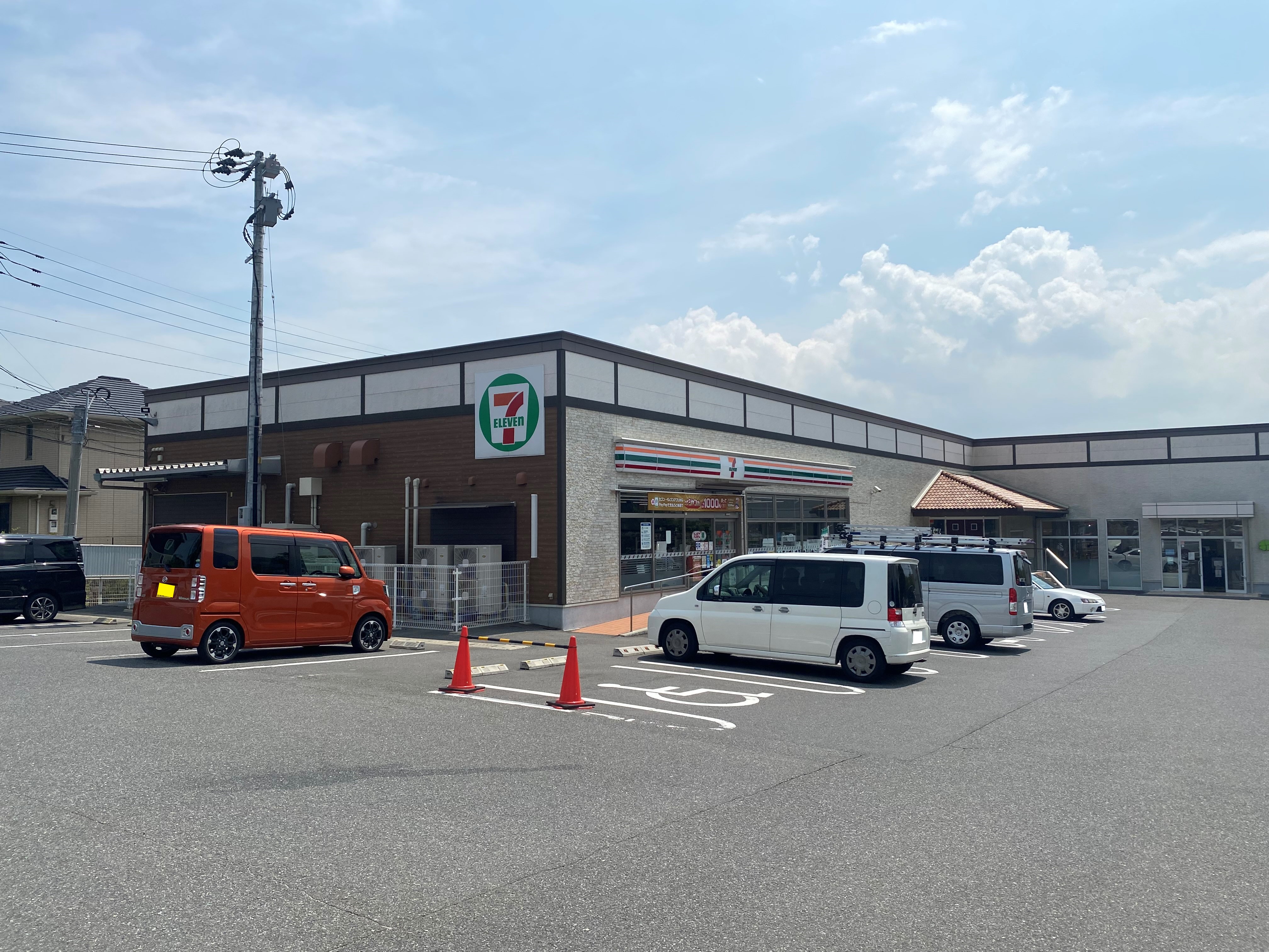 ニューガイア四季彩の丘Ｃ棟 コンビニ