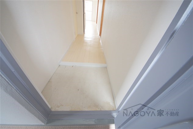 NTビル白壁 玄関