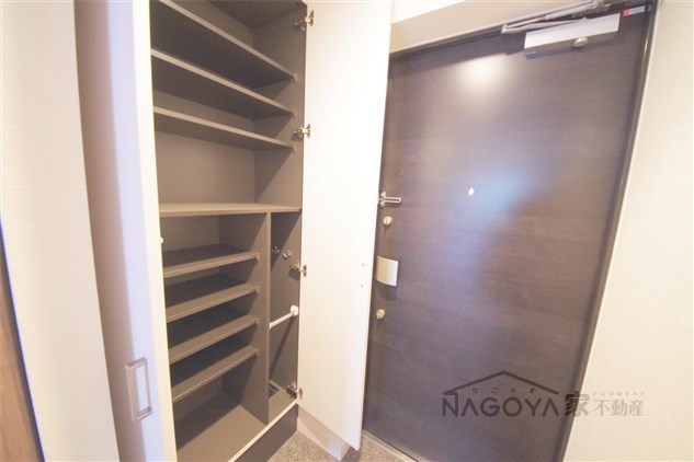 プレサンスジェネ千種内山Ⅱ 玄関