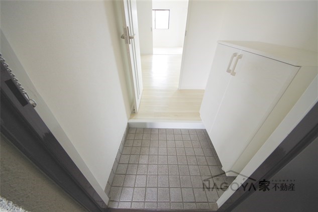 泉ロイヤルビル 玄関