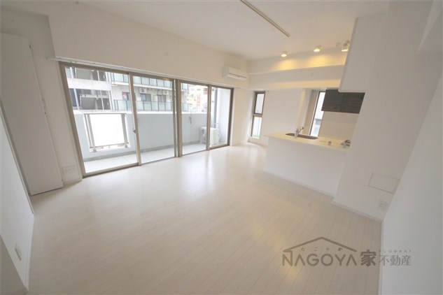 ファーストレジデンス栄 リビング