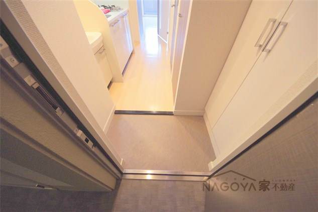 プレサンス名古屋STATIONディーヴァ 玄関