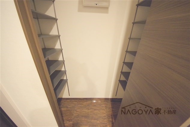 LIBERTA CARINO 玄関