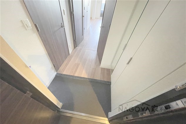 プレサンス桜通ザ・タイムズ 玄関