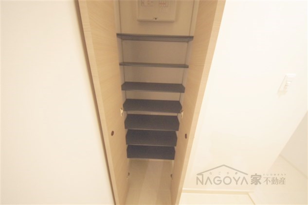 LIBERTA CARINO 玄関