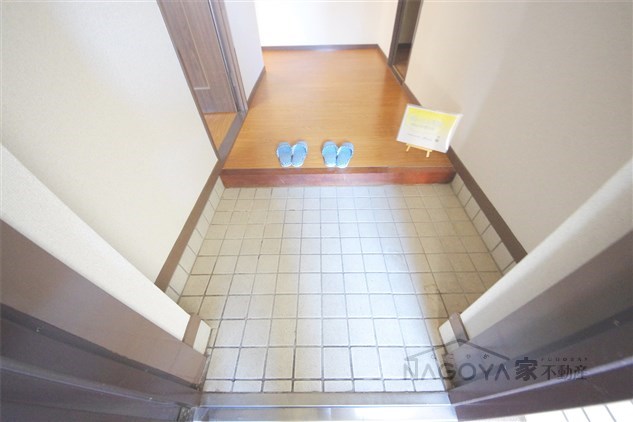 ホワイトレジデンス筒井 玄関