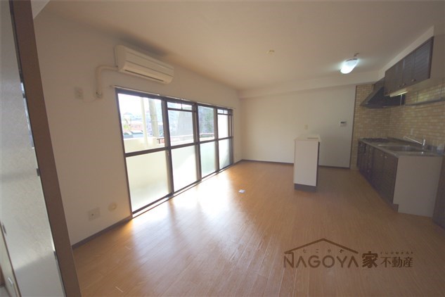 ホワイトレジデンス筒井 リビング